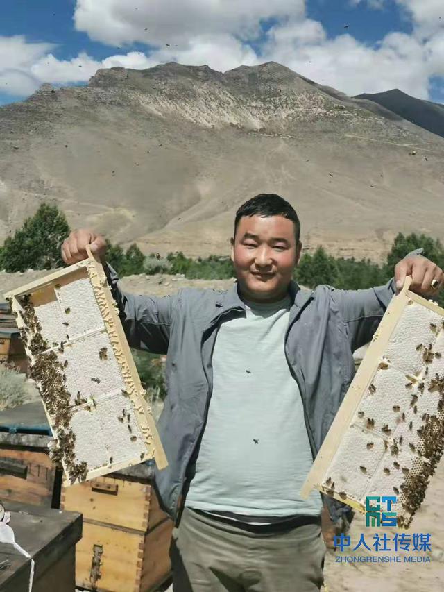 扎西拉杰手机里一直保存一张照片,是一只红肿满是伤痕的手,这是伍国强