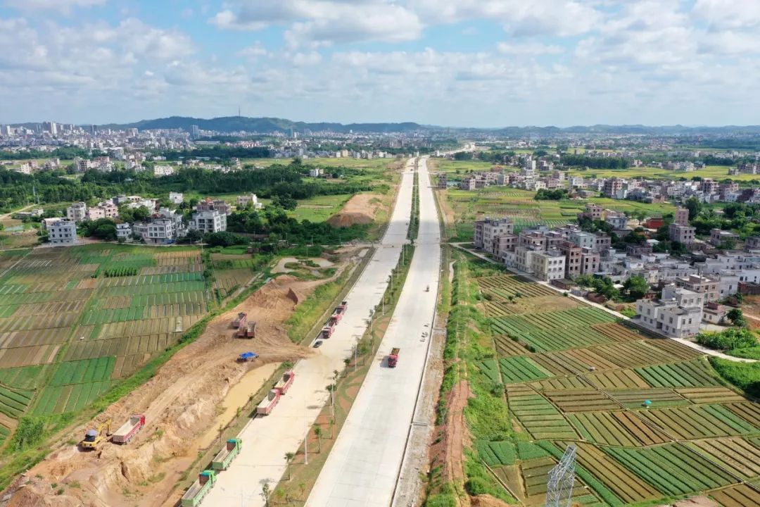 东环大道的建设,把东部城郊及农村纳入城区,与廉江大道,罗州大道和北