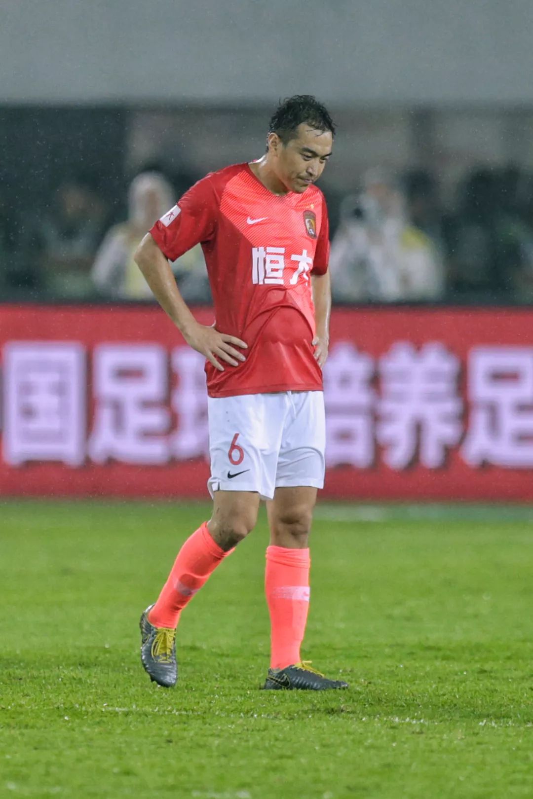 代表恒大踢满300场是什么体验?