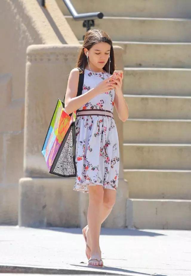 前阿汤嫂40岁不服老穿露脐装,赘肉暴露年龄,时尚感不如小苏瑞_凯蒂霍