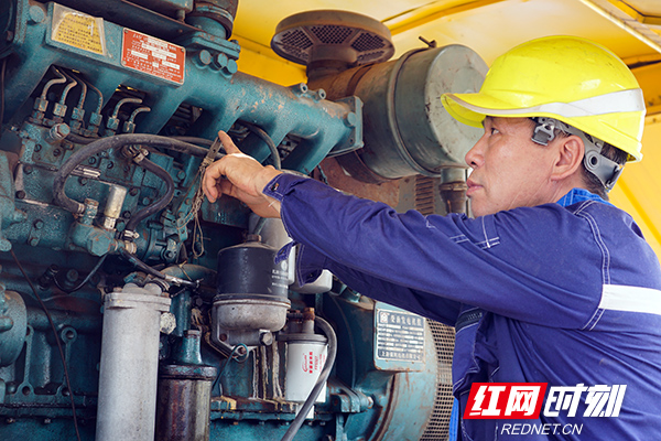 即使在汗蒸模式下,电工王光辉也必须全神贯注工作.