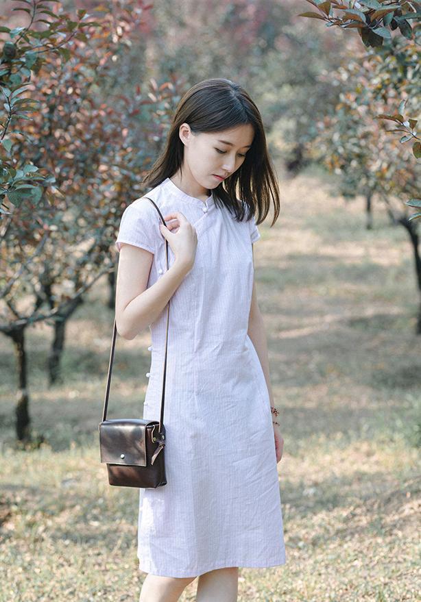 同时也修饰了曼妙的身形,传统的全开襟设计更添古韵,莹润的珠扣依次