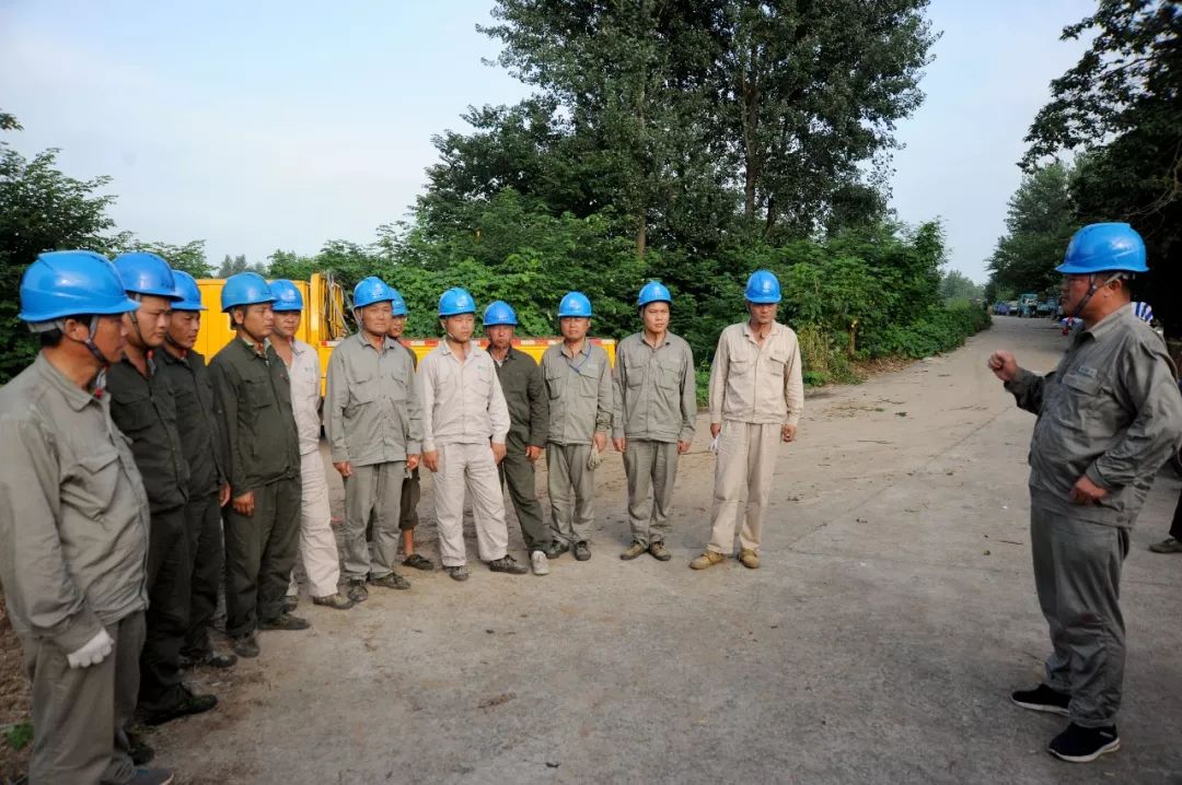 岸上焦急等待的抢修人员抓住导线一端,奋力拖上陈桥洲上的江滩