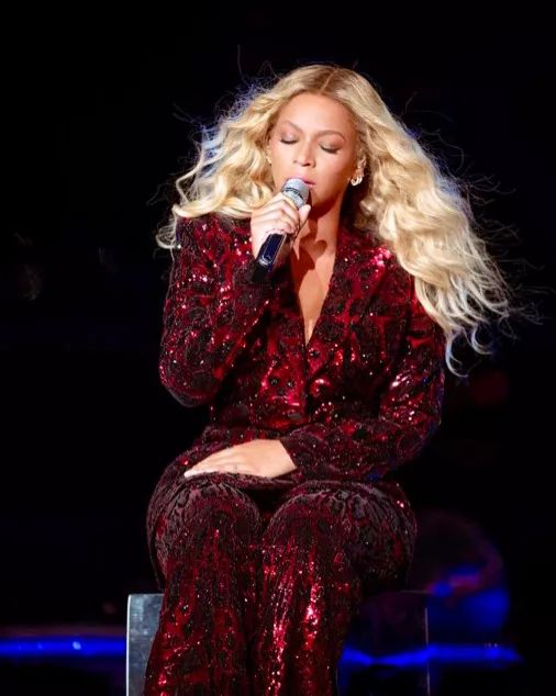 随后,为了让女儿能更好的投入学习训练当中,碧昂丝的爸爸辞职转行做了