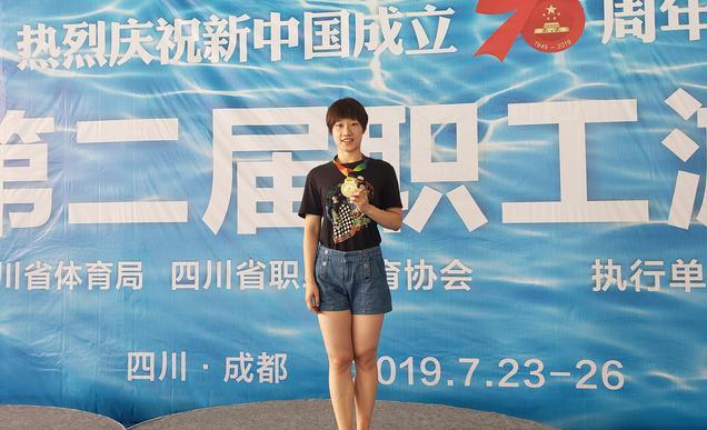 四川省职工游泳比赛钟雨霏为绵阳市职工代表勇夺首枚金牌