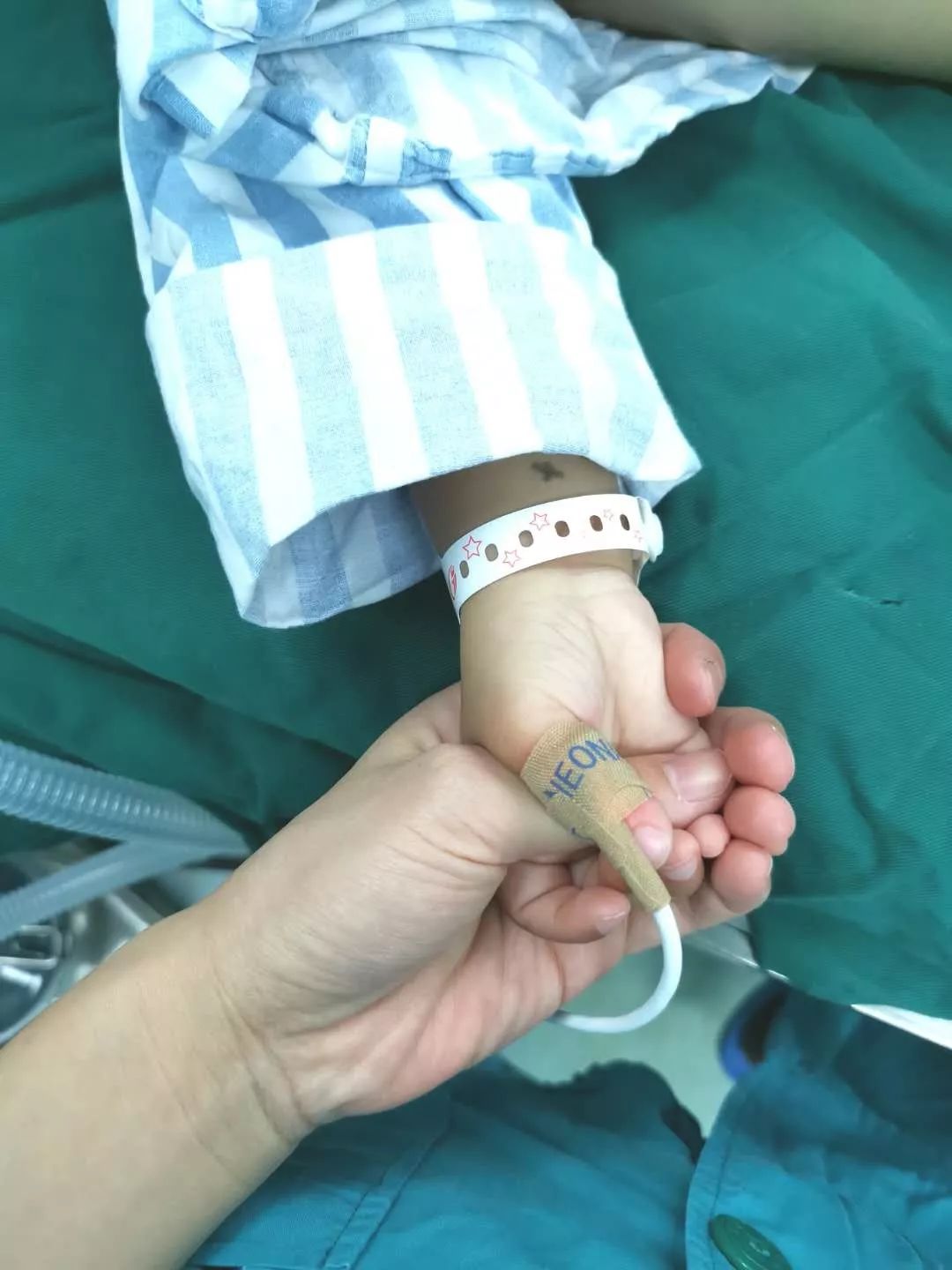 【温情时刻】看着动画片做手术,小朋友不怕啦!_康康