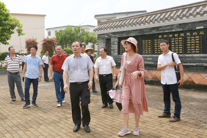 市委书记黄建平(左二)带领考察团一行到城郊街西和村正欣园艺有限公司