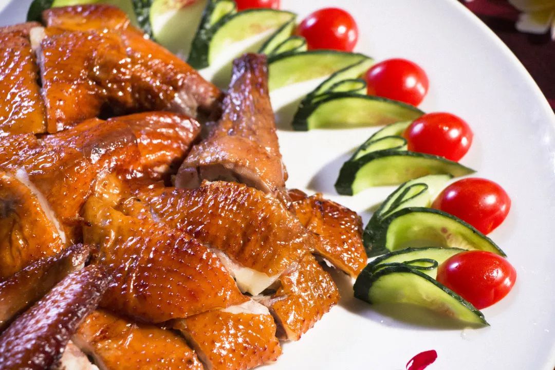 "广东人的餐桌,在无鸡不成宴的顺德,花宴又怎能少了玫瑰花香吊烧鸡呢