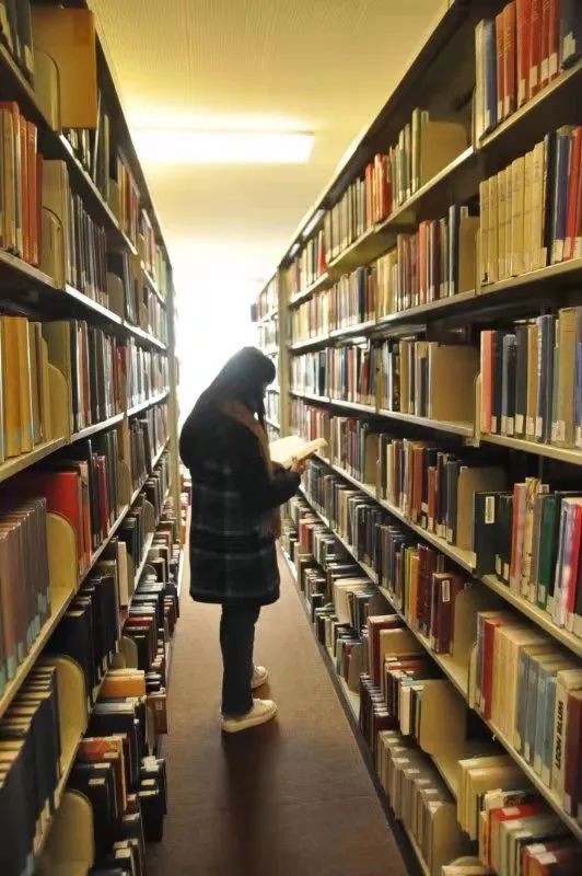 虽然正值学生放假,但是图书馆内查阅资料,阅读书籍的人还是非常多