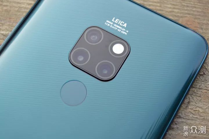 手机同质化严重的今天,这样的设计辨识度也很高,mate20的摄像头模组