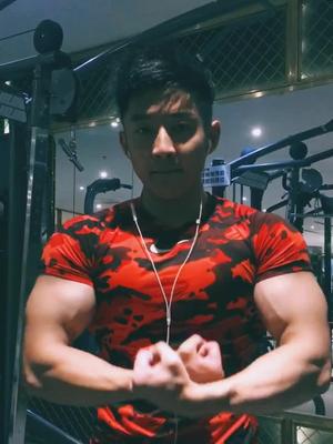 鹿神小伙子你的手臂很厉害啊自律健身