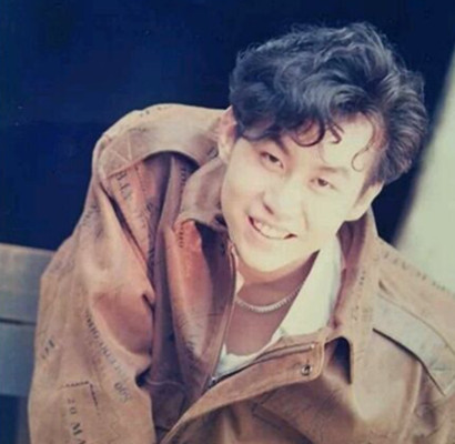 郑智化,大家对他再熟悉不过了,年轻时其貌不扬,手拄拐杖却在当时红遍