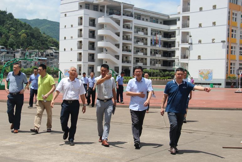 宁德市黄建龙副市长等领导一行莅临德艺学校调研