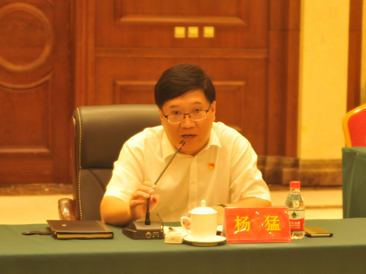 在东光县委书记戴树胜,县长杨猛的陪同下,刘兆忠一行先后参观考察了