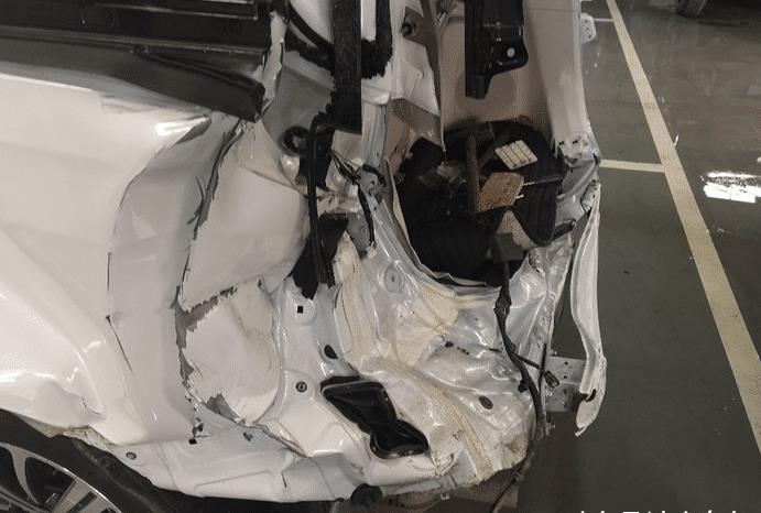 4s店偶遇传祺gm8重大事故车 网友:看来第三排还是安全的