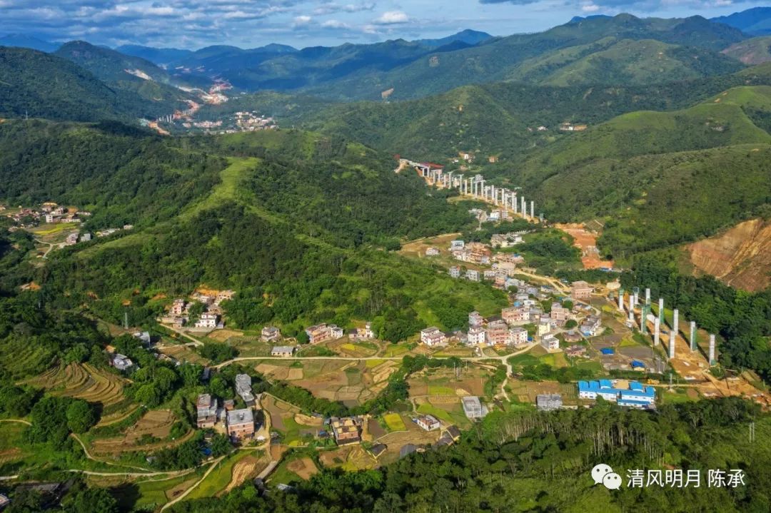 图壮观航拍云茂高速信宜钱排平塘段桥梁多隧道长雄伟壮观