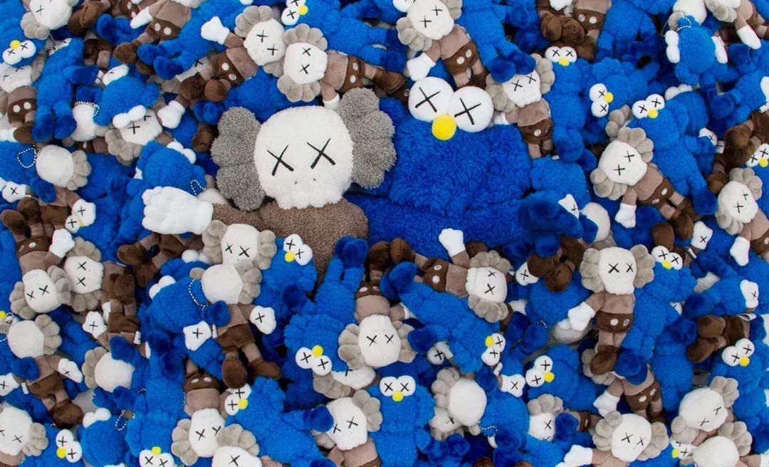 在 kaws 与芝麻街实验联名成功后uniqlo 也加入了其中继续将《芝麻街