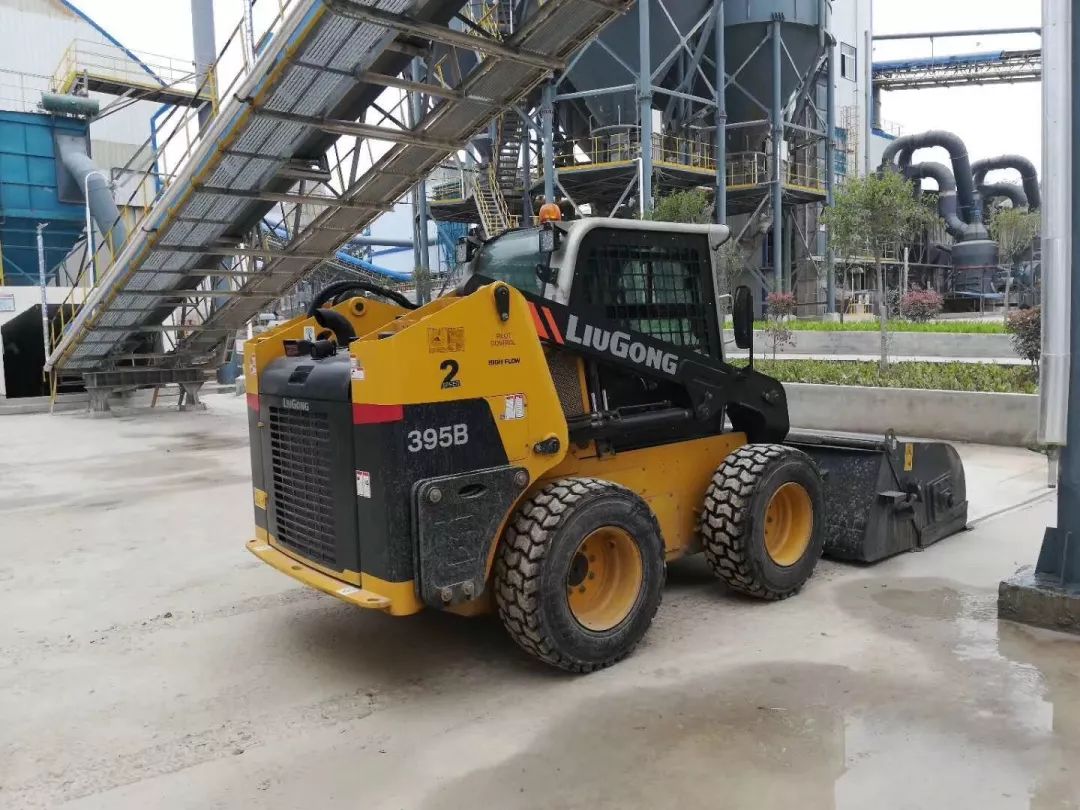 抢免费试用柳工百变滑移装载机创富好帮手