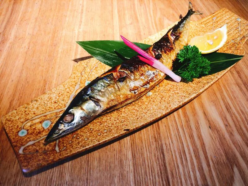 日式美味烤秋刀鱼图片