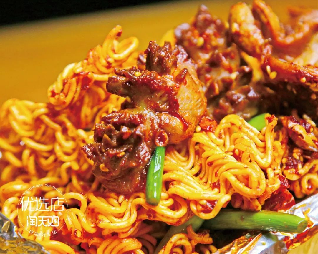 那可低估了这道菜好嘛你以为是普通炒面那种味道鸡胗和辣面,加洋葱