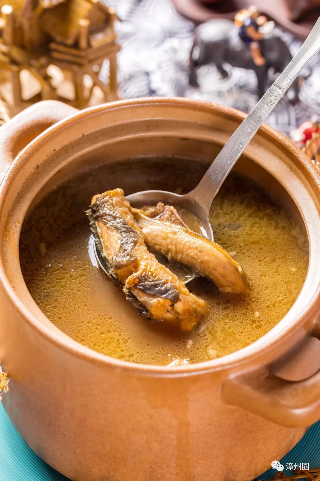 闽南本地大有名气的凶猛土龙抓来炖汤,这一大锅香气浓浓的土龙汤必须