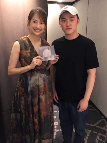 知更与简嫚书不只网友大力支持,导演洪子鹏也非常欣赏知更的创作,尤其