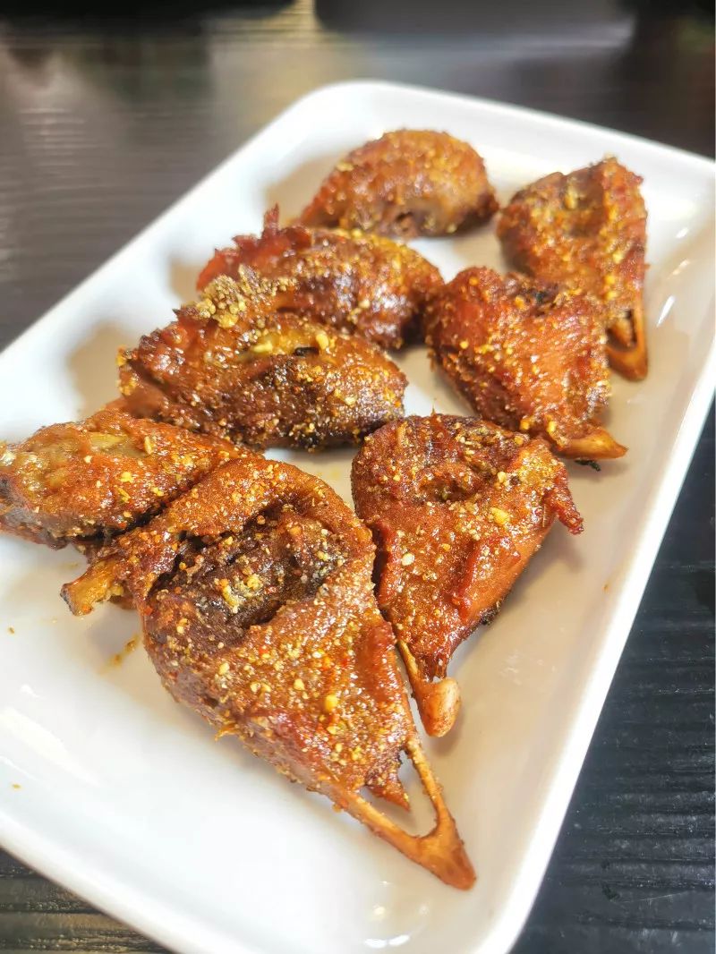 9!大老远坐了十来站地铁,为的就是他家的爆烤鸡头和猪蹄_鸡爪