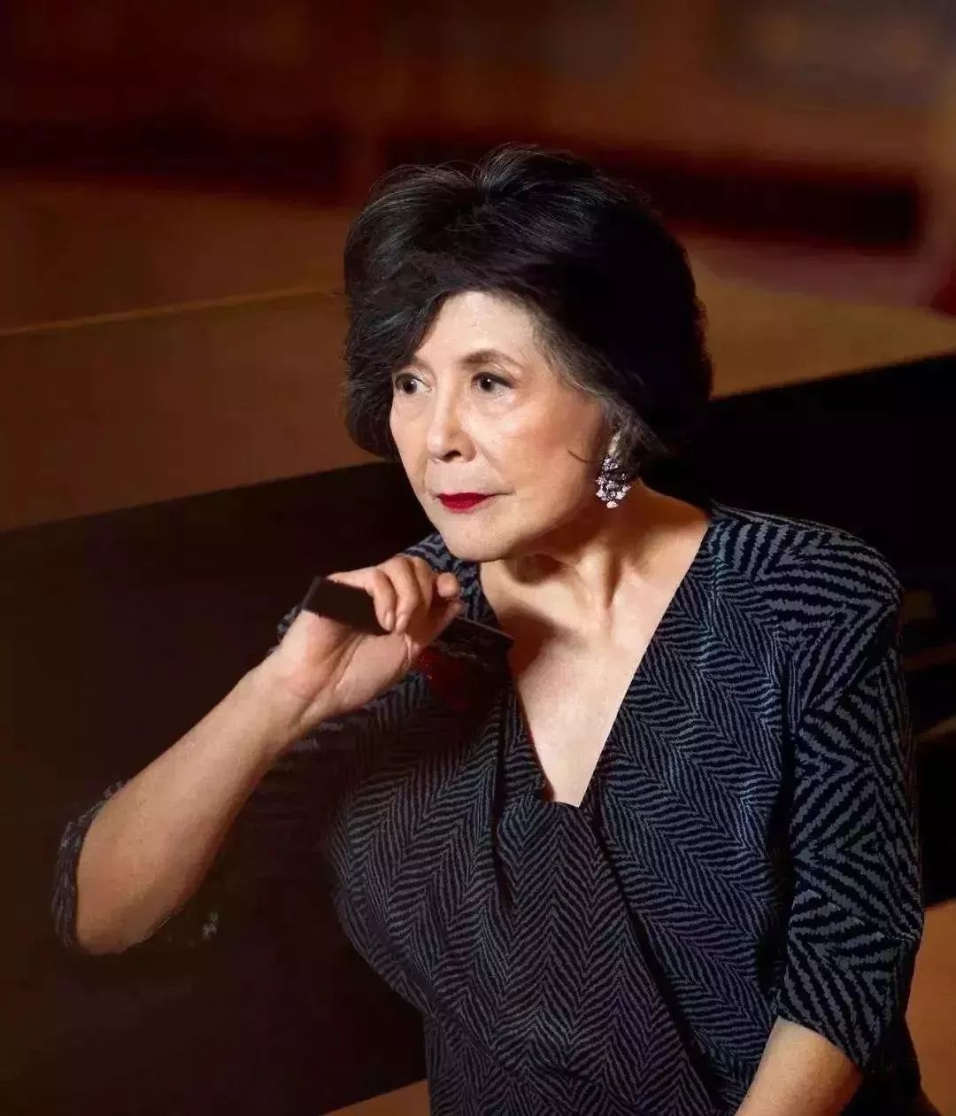 跳舞的老人名叫戴大丽,64岁那年她想要尝试新的生活,于是喜欢上了对