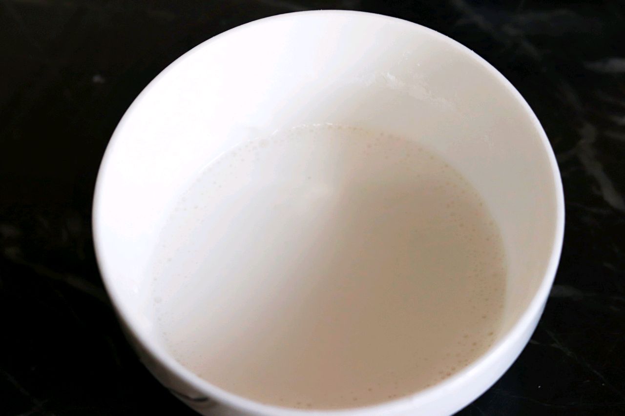 3,牛奶南瓜糊用中小火加热,特别是后面加入清水调好的糯米粉一起加热