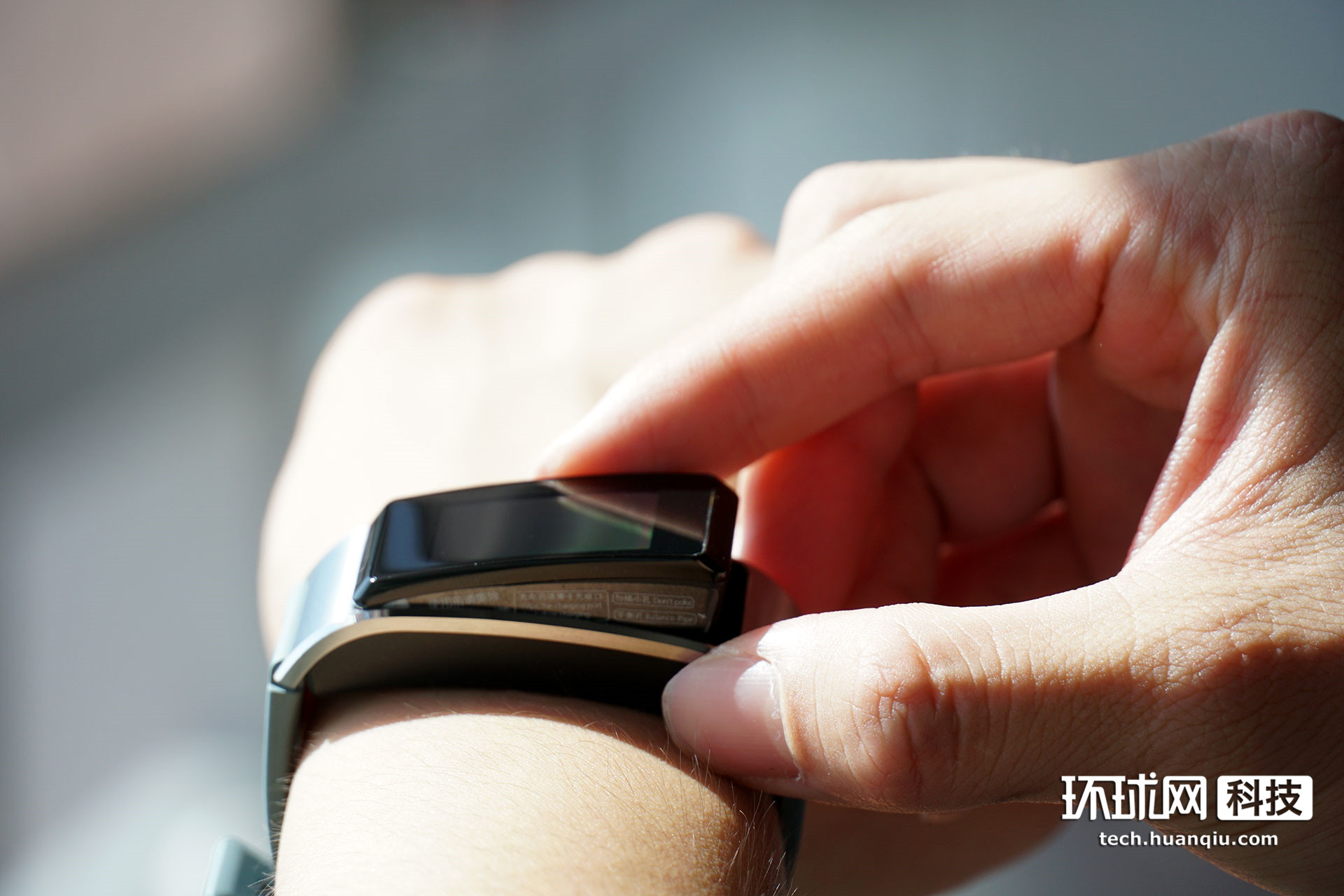 华为手环b5铅石青色体验夏日气息难掩商务气质