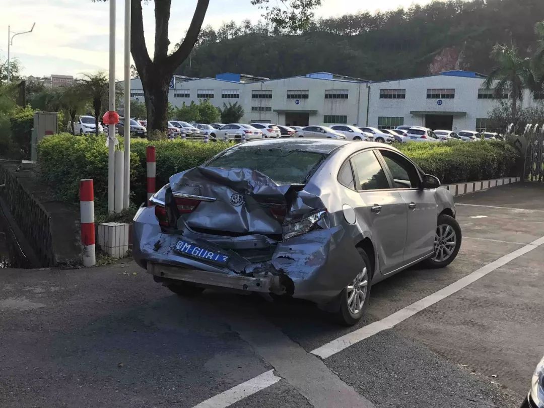 205国道城东段3辆小车被2辆大车前后夹击!事故造成.