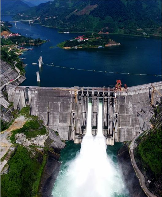 西部大开发标志性工程天峨龙滩水电站.建设中的大任产业园.