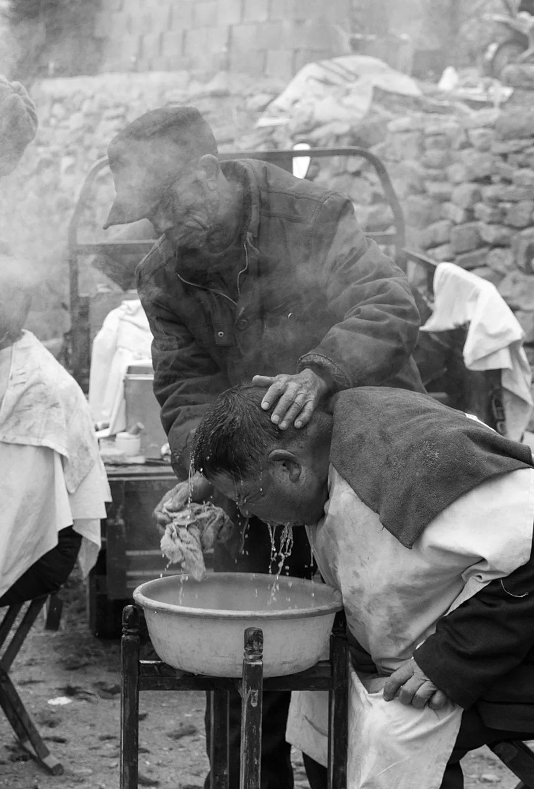 人文纪实彭汝昌摄影作品赏析乡村剃头匠