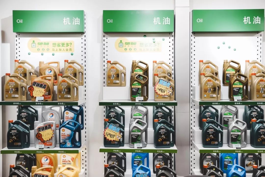 壳牌,嘉实多,雪佛龙等品牌的机油都整整齐齐的摆放在货架上,半合成