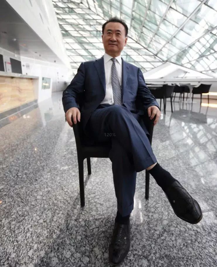 王健林出现在大家面前的时候一般都穿着皮鞋,别小瞧这双皮鞋,它的价值