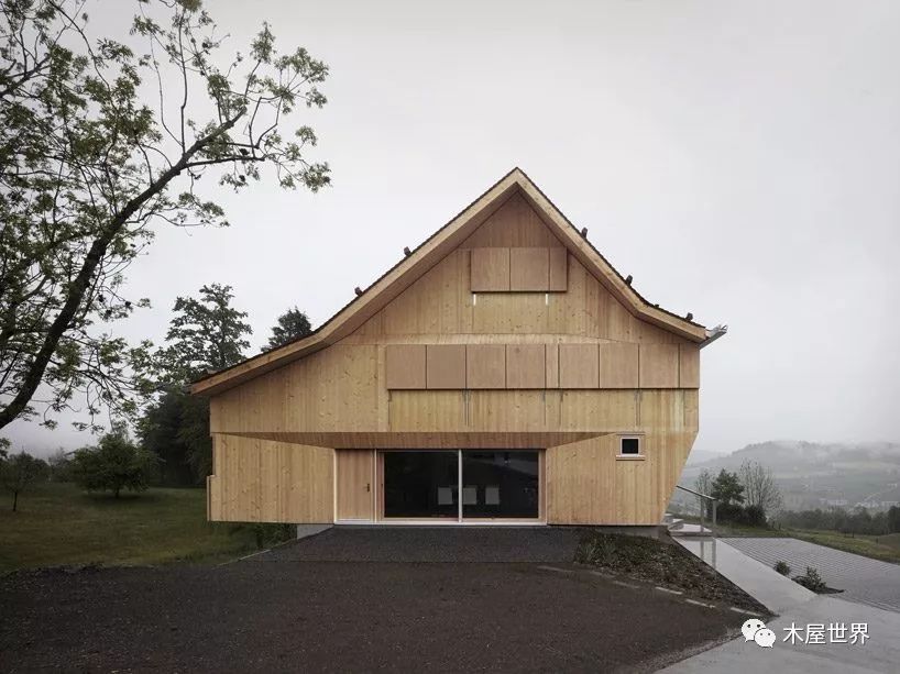 乡村里的不对称折坡屋顶住宅_建筑