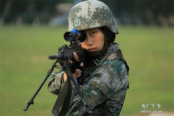 靶心靶心来看看高颜值女狙击手的战斗style