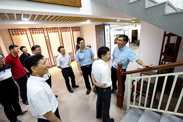 市教育局专职委员徐小平,副局长王华刚及有关处室负责