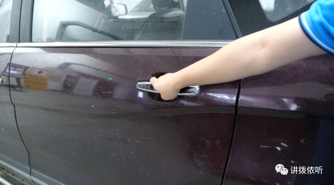 俩窃贼挨个拉车门碰运气捡漏居然窃得近万元财物