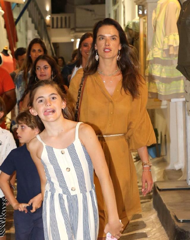 超模aa携儿女上街,11岁女儿穿连体衣气质赞,摆pose很有超模范