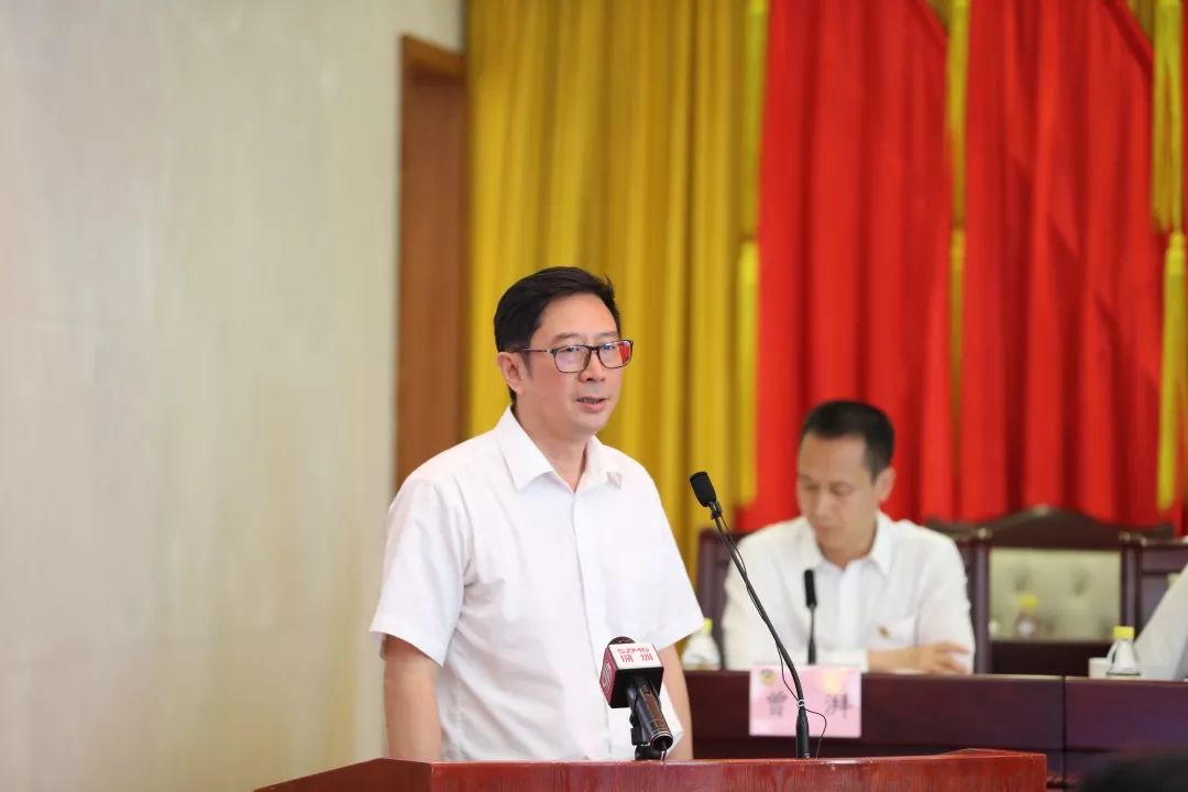 袁晓江委员由于法律依据不足,民营经济遇到的问题和困难较多.