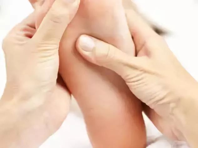 3种搓脚方式能养生,动作很简单_脚心