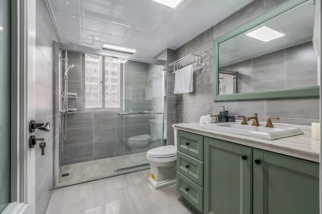 浅浅薄荷绿的浴室柜组合,搭配简约的灰色系墙地砖,让卫生间散发出清新