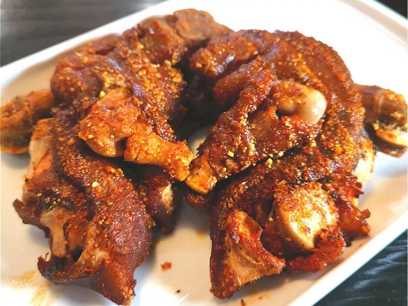 爆烤猪蹄味道老正啦~!