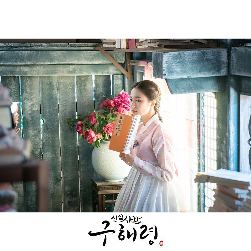 申世京属于甜美可爱型的小姐姐,之前看过申世京小姐姐的《河伯的新娘