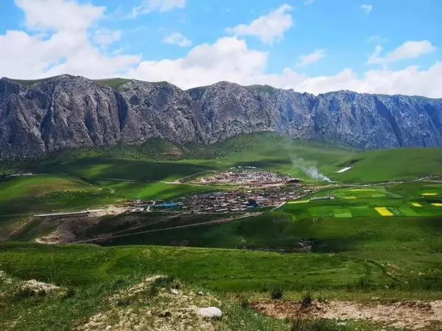 景區八角古城陳列館為起終點,沿途經過著名的八角古城遺址,白石崖峽谷