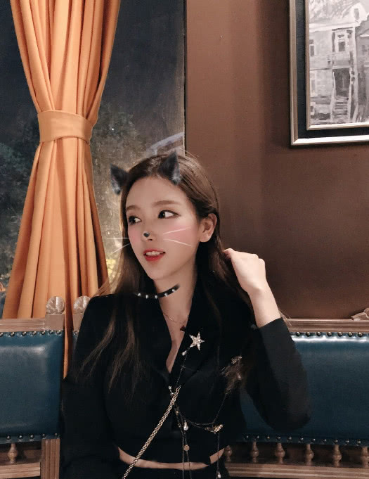 lpl解说rita直播效果爆棚,穿旗袍秀肚子,还跳性感舞蹈!_姿态