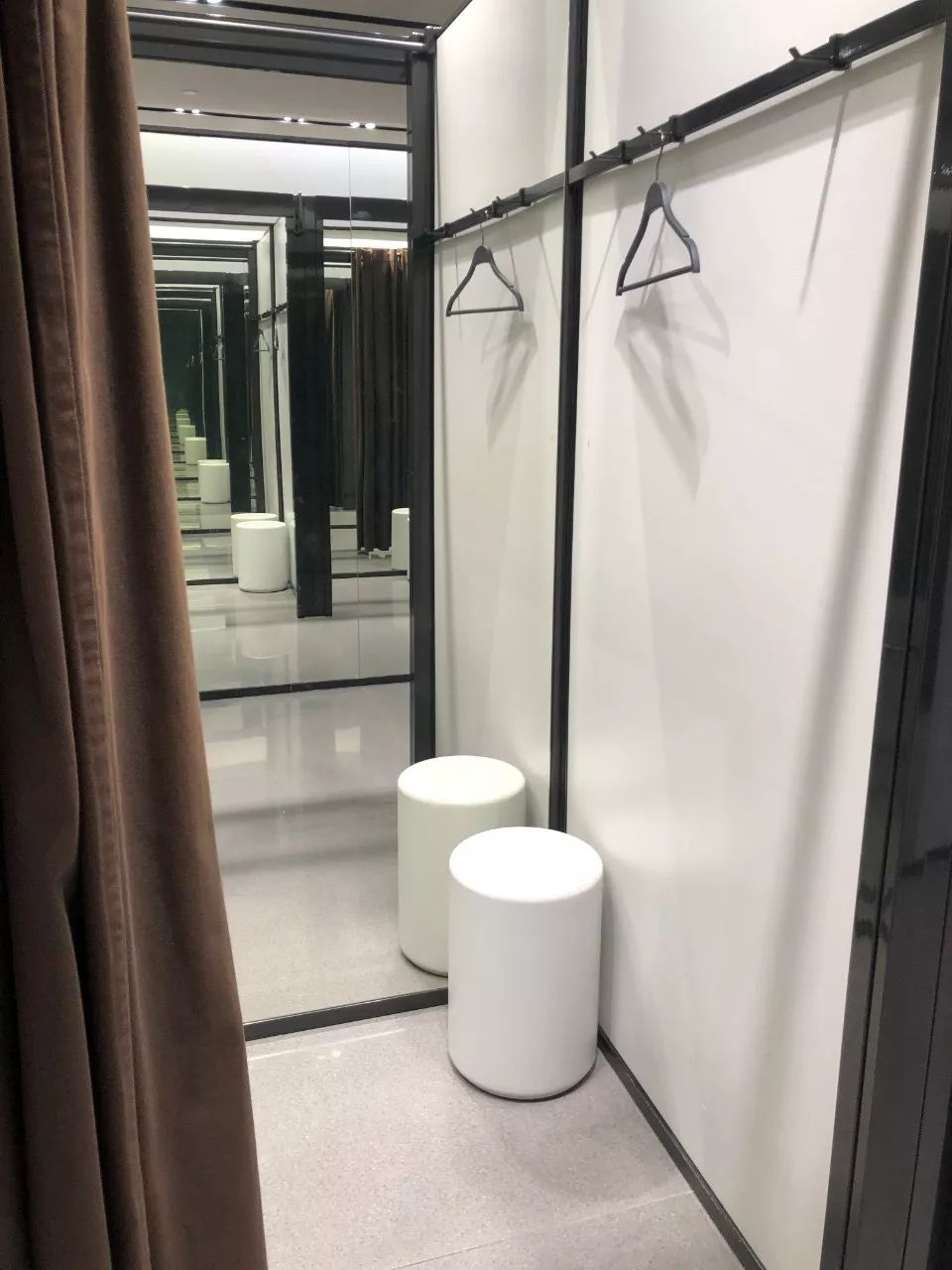 在独立试衣间外也有设置大镜子.