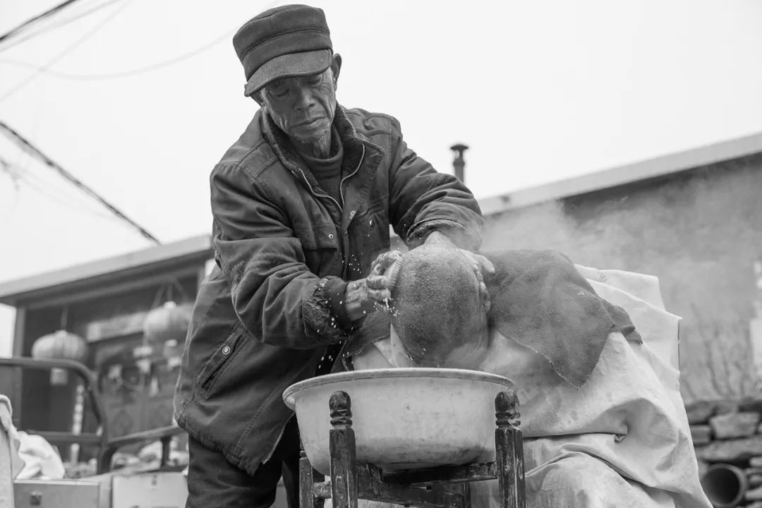 人文纪实彭汝昌摄影作品赏析乡村剃头匠