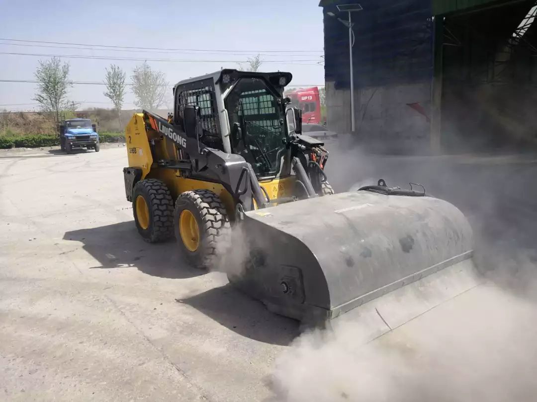 抢免费试用柳工百变滑移装载机创富好帮手